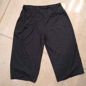 Women's Plus Size Relaxed Mid-Rise Capri L…